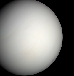Fotografija Venere u stvarnoj boji, slikana letjelicom MESSENGER. Površina je zaklonjena gustim oblacima sumporne kiseline.