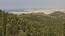 دید از تپه کیساریانی به سوی آتن با جزیره سالامیس در پشت آن