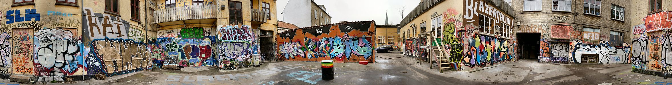 Århus, Danimarka'da üzerlerine graffiti yapılmış sokak arası bina duvarları. (Üreten: Villy Fink Isaksen)