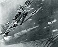 Amerikanske SBD Dauntless nærmer sig det brændende japanske skib «Mikuma»