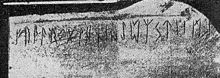 Älteres Futhark (unvollständig) auf Säule aus Kirchenruine; Breza, Bosnien-Herzegowina; Foto von 1934 - 550 n. Chr.