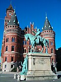 Statyn av Magnus Stenbock på Stortorget, med rådhuset i bakgrunden.