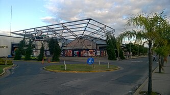 Entrada norte de La Ribera Shopping, principal centro comercial de la ciudad