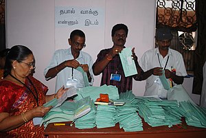 2014లో చెన్నైలో పోస్టల్ బ్యాలెట్ వోట్లు లెక్కిస్తున్న దృశ్యం