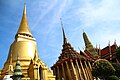 Pemandangan Pekong Emerald Buddha dan Stupa Emas