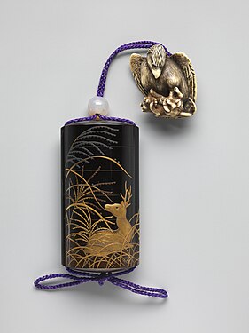 Инро со дизајн на трева и елени. Нецуке е орел што ги демне елените. Едо период, XIX век.