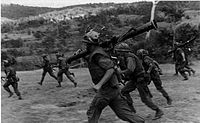 ベトナム戦争中の1968年2月、M20を担いで走るアメリカ海兵隊員