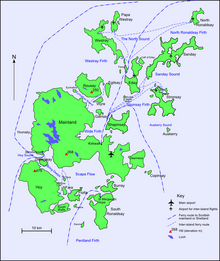 Zemljevid otočja Orkney, ki prikazuje glavne vodne prometne poti. Majhen otok z visoko nadmorsko višino je na jugozahodu. V središču je največji otok, ki ima tudi nizke hribe. Trajektne poti se od tam razširijo na manjše otoke na severu.
