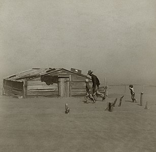 Dust Bowl sırasında bir toz fırtınasında yürümeye çalışan bir çiftçi ve oğulları. (Fotoğraf:Arthur Rothstein,1936)(Üreten:Arthur Rothstein)