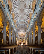 La nef et la mosaïque de son plafond relatant la vie de sainte Anne.