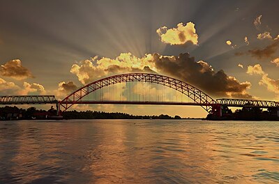 Pemandangan matahari terbenam di balik Jembatan Ir. Soekarno, Kabupaten Seruyan.