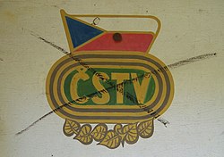 Škrtnutý znak ČSTV na turistické informační tabuli táborského odboru turistiky