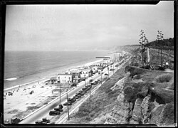 Aerial view of the Santa Monica coastline looking north from Palisades Park circa 1920.jpg