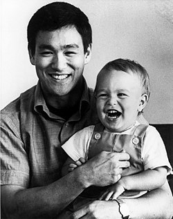 Bruce Lee (vasemmalla) poikansa, Brandonin kanssa.