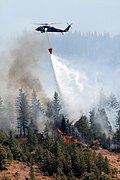 Helicóptero de la Guardia nacional de California en la lucha contra los incendios forestales.
