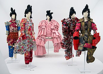 Roupas de Comme des Garçons em exibição no Museu Metropolitano de Arte de Nova Iorque durante a exposição Rei Kawakubo/Comme des Garçons Art of the In-Between em agosto de 2017 (definição 4 438 × 3 226)