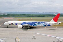 sebuah Pesawat milik Syarikat Penerbangan Japan Airlines dengan Armada siri Boeing 777-300 dengan liveri Oneworld yang istimewa, bergerak di Lapangan Terbang New Chitose