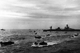 Landgangsfartøy på vei mot Omaha-stranden, krysseren USS «Augusta» i bakgrunnen (stor versjon)