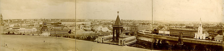 Gezicht op Moskou vanaf de top van de Klokkentoren van Ivan de Grote in het Kremlin in 1901