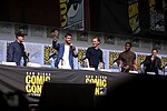 Từ trái qua phải: Kevin Feige, Chris Hemsworth, Tom Hiddleston, Chadwick Boseman và Mark Ruffalo tại sự kiện San Diego Comic-Con 2017.