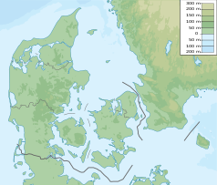 Mapa konturowa Danii, po lewej znajduje się czarny trójkącik z opisem „Møllehøj”