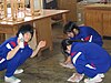 Japán diákok takarítják a tantermet