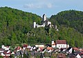 Burg und Hauptort mit katholischer Pfarrkirche Mariä Himmelfahrt und evangelischer Kirche in Kipfenberg von Nordwesten