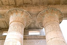 2つの石柱が天井を支えている。石柱には褪せた彩色があり、ヒエログリフの言葉が刻まれている