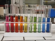 Епрувети со раствори од pH 1–10 обоени со показател