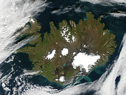Ezen a műholdképen jól kivehető a Langjökull (a sziget belsejében látható fehér foltok közül a legnyugatabbra eső).