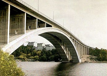 Tranebergsbron var ett annat stort infrastrukturprojekt som realiserades på 1930-talet. Bron invigdes 1934 men på 1990-talet var den starkt sliten och klarade inte längre den stora trafikbelastningen. Det beslöts att ett nytt, tredje brovalv skulle byggas och för att bevara stadsbilden intakt bestämdes även att den nya bron skulle likna den gamla. Tranebergsbron byggdes ut och renoverades 1999–2005. Det numera mycket blekta färgfotografi från 1937 togs av Gustaf W. Cronquist.