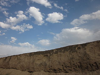 Kinesiska muren av packad jord vid Shandan i Gansu.