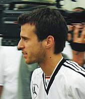 Scholl, de profil, portant le maillot blanc de l'Allemagne.