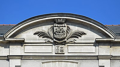 Blason de la ville de Nantes avec la devise "Favet Neptunus Eunti" sur une façade de l'Hôtel de Ville - Nantes