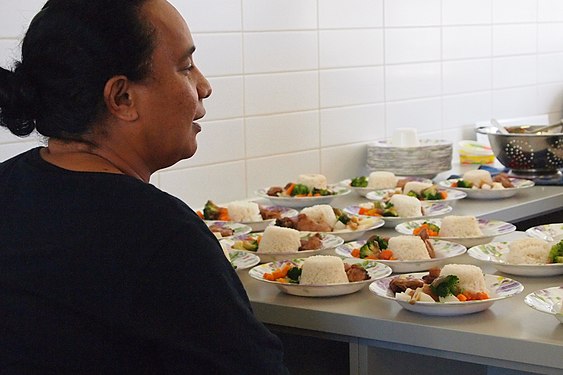 Науруан мәктәбе директоры мәктәптә әҙерләнгән төшкө ашты (School meal) тикшерә