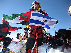 Die vlag van Israel saam met die vlag van Palestina op Berg Everest tydens die Everest Peace Project