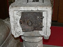 Almosenbüchse in der Kirche von Bunge, Hinteransicht mit Eisentür, Schweden 1250