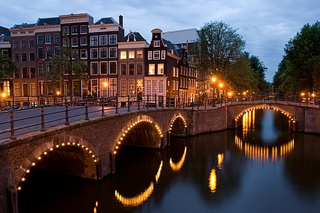 Hollanda'nın başkenti olan Amsterdam'da kanal boyunca evler.(Üreten:Catarinella )