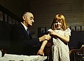 Tífuszimmunizálás inokulációval. Dr. Schreiber San Augustine-ból tífuszvakcina beoltását végzi egy vidéki iskolában, San Augustine megye, Texas, 1943
