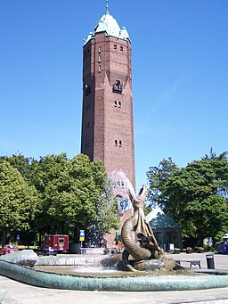 Trelleborgs gamla vattentorn och fontänen Sjöormen