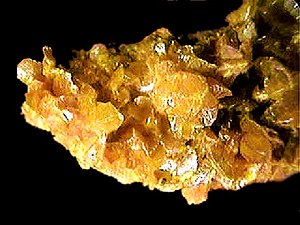 Mineral orpiment je bio izvor žutog i narandžastog pigmenta u starom Rimu, iako je sadržavao arsen i bio je vrlo otrovan.