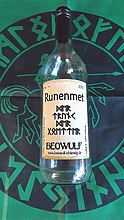 Etikett mit Runen auf Flasche eines "Runenmet" (Met mit Kirschsaft): "Der Trunk der Goetter". - Aufnahme von 2017