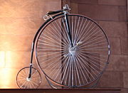 ペニー・ファージング型自転車の車輪。前輪だけが大きい。