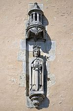 Sculpture ornant les anciennes halles, actuellement lieu d'exposition - La Ferté-Bernard, Sarthe