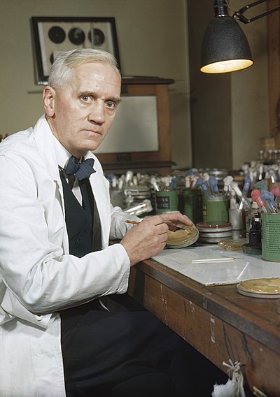 پروفسور فلمینگ در آزمایشگاه