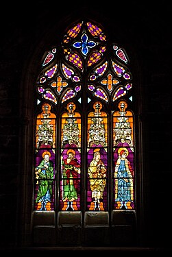 Vitral de la catedral con Cuatro santos