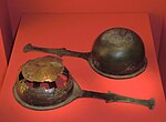 Romersk vinsil och skopa av brons, 100–400 e.Kr. Fynd från Varnhem. Utställda på SHM i Stockholm.