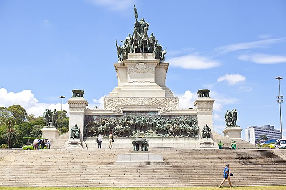 Face frontal: painel em alto-relevo denominado "Independência ou Morte"; e no topo, o grupo escultórico Marcha Triunfal da Nação Brasileira