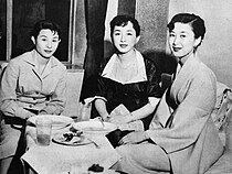 1954年に久我美子（左）、有馬稲子（中央）とともに「文芸プロダクションにんじんくらぶ」を設立した。