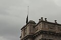 2012年大厦楼顶的国旗为纪念巴厘爆炸案10周年下半旗